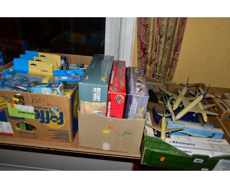 A QUANTITY OF ASSORTED BOXED AND UNBOXED DIECAST AND PLASTIC AIRCRAFT MODELS, to include boxed Corgi Classics The Aviation Ar