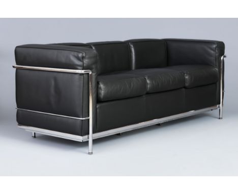 CASSINA LC2 Dreisitzer-SofaEntwurf LE CORBUSIER (1928), verchromter Stahlrahmen, schwarz belederte Kissen, L 180cm, H 67cm, T