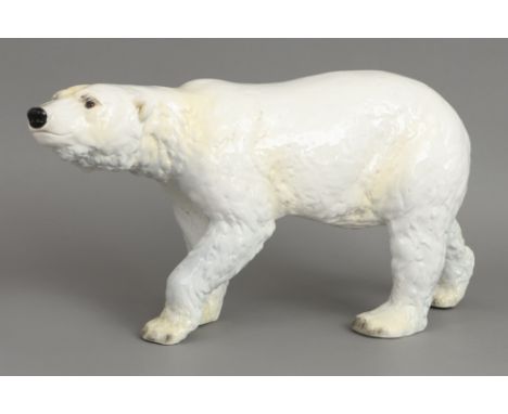 Große GOEBEL Porzellanfigur "Schreitender Eisbär"2. Hälfte 20. Jahrhunderts, Weißporzellan mit sparsamer Farbstaffage, Manufa