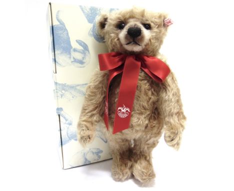 A STEIFF COLLECTOR'S TEDDY BEAR 'FAO SCHWARZ 150TH ANNIVERSARY TEDDY BEAR'  (EAN 681868), caramel, with growler, limited edit