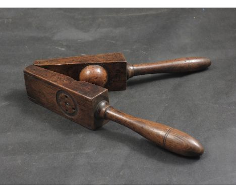 A 19th Century treen lemon squeezer