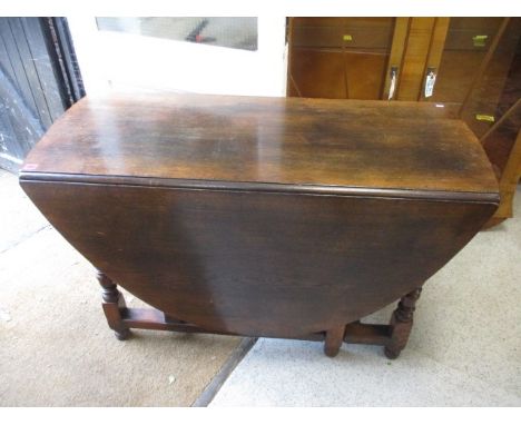 A 1930s oak gate leg table, 29 3/4 x 48