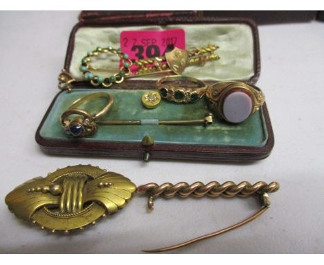 Yellow metal and gold jewellery to include brooches, rings and a stick pin