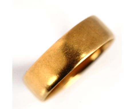 A large early 20th century 18ct gold wedding band ring, maker's marks WW Ltd, hallmarks London 1914, band width 7.6mm, size Z