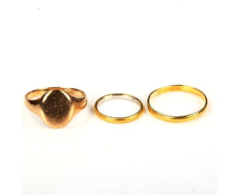 3 gold rings, comprising 22ct wedding band, 1.9g, platinum and 22ct wedding band, 1.7g, and 9ct signet ring, 4.1g, sizes T, H