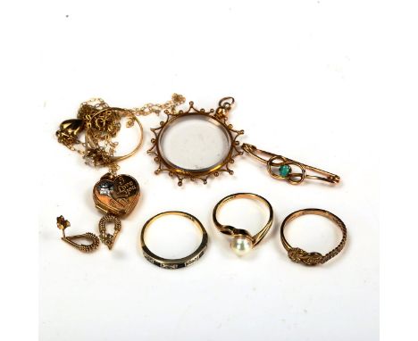 Various gold jewellery, including 18ct sapphire ring, 2.2g, 9ct photo locket pendant, 4.7g, and other 9ct jewellery, 9.6g Lot