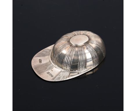 An Edwardian novelty silver jockey cap caddy spoon, by William Neale & Son, hallmarks Birmingham 1909, length 5.5cmNo damage 