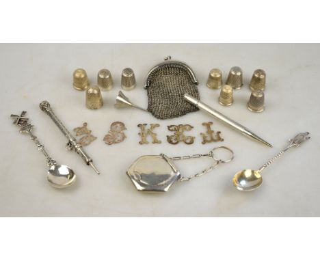 Various oddments of small silver, including nine thimbles, powder compact, mesh coin purse, propelling pencils, flatware, sce