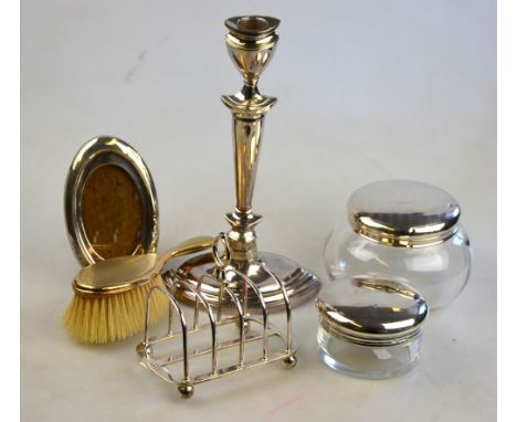 A four-division silver toast rack, Walker & Hall, Sheffield 1930, to/w a single 24 cm baluster candlestick, two toilet jars w