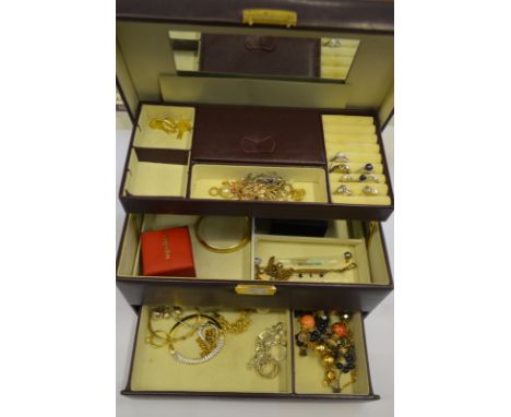 A jewel box containing five rings, all stamped 925, including four set with freshwater pearls, one four-row puzzle ring, and 