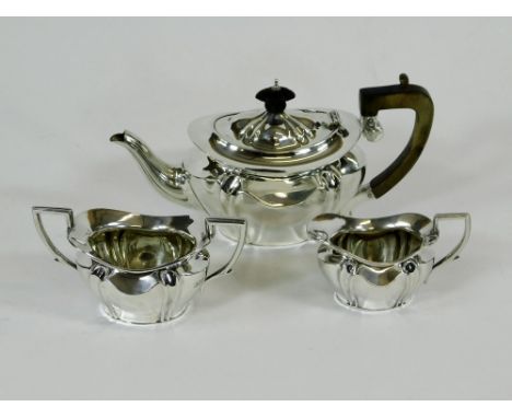 BACHELOR SET. A late Victorian/early Edwardian, three piece, bachelor's silver tea service by Robert Pringle & Sons. London 1