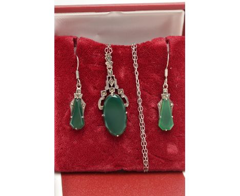 A WHITE METAL GREEN CHALCEDONY PENDANT NECKLACE AND MATCHING EARRINGS, art deco style, the pendant set with an oval cut green