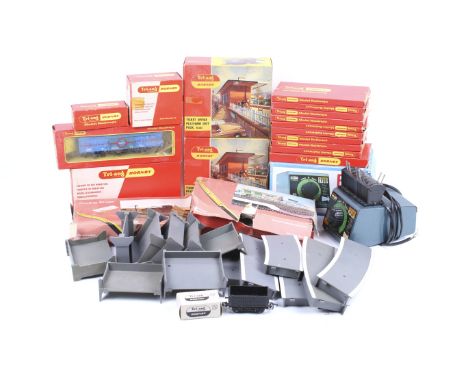 A collection of OO gauge model railway accessories. Noting mainly trackside effects including two ticket offices etc, mostly 