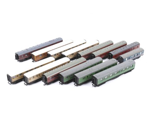 A collection of OO gauge coaches. In a range of liveries noting LMS, LNER and Southern noting buffet and dining cars etc, qty