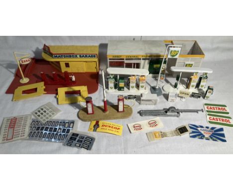 Diecast: A collection of assorted diecast vehicles to include: Matchbox Garage with diecast pumps and Esso sign, back doors m