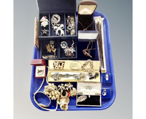 A tray of a quantity of vintage and later costume jewellery, Scottish and filigree metal brooches, bracelets, pendants on cha