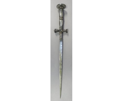 AN ITALIAN GUNNER'S STILETTO, THE BLADE FIRST HALF OF THE 17TH CENTURY with tapering graduated blade of triangular section, m