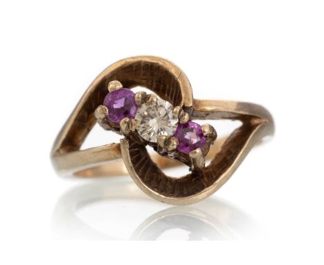 PINK SAPPHIRE AND DIAMOND THREE STONE RING, set with a central round brilliant cut diamond of approximately 0.15 carats flank