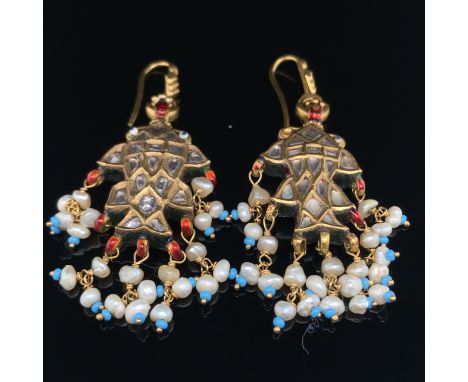 A PAIR OF TRADITIONAL INDIAN KUNDAN FISH FORM DROP EARRINGS. THE EARRINGS SET WITH WHITE MULTI FACET GEMSTONES WITH PEARL DRO