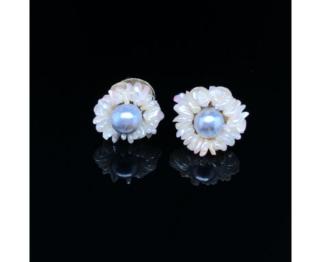 A PAIR OF GREY AND WHITE PEARL FLORAL DESIGN STUD EARRINGS ON SCREW DOWN STEMS FOR PIERCED EARS. UNMARKED, ASSESSED AS SILVER