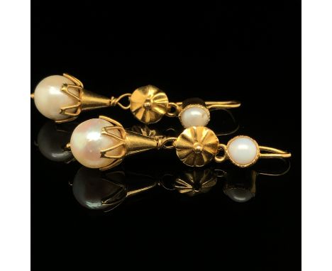 A PAIR OF CULTURED PEARL AND GOLD ARTICULATED DROP EARRINGS ON FRENCH HOOKS. EACH LARGER PEARL APPROXIMATELY 8.5mm. THE GOLD 