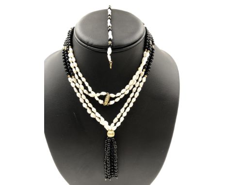 A CONTEMPORARY FRESHWATER PEARL AND BLACK HARD STONE TWO STRAND BEADED NECKLACE AND MATCHING SINGLE STRAND BRACELET. THE NECK