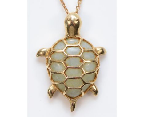 A 9ct gold jade turtle pendant with necklace, 25mm turtle length, 4.9g 