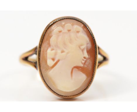 A 9ct gold vintage shell cameo dress ring, bezel set, N, 2.5g 