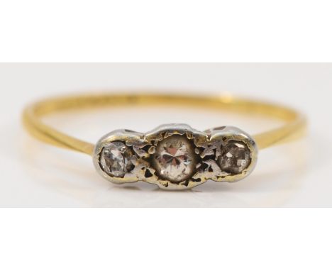 An 18ct gold and platinum vintage diamond three stone ring, Q, 1.7g 