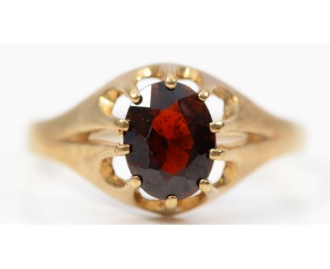 A 9ct gold vintage oval cut garnet dress ring, Y 1/2, 2.4g 