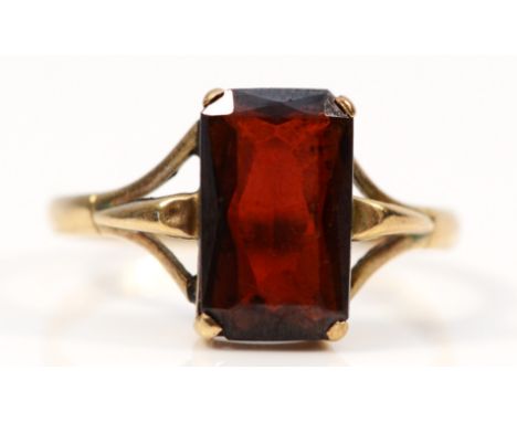 A 9ct gold vintage emerald cut garnet dress ring, claw set, Q 1/2, 2g 