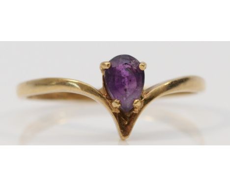 A 9ct gold vintage oval cut amethyst dress ring, claw set, P, 1.3g 