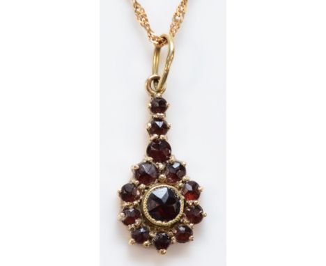 A 9ct gold vintage garnet cluster pendant with necklace, 20mm drop, 2.1g 