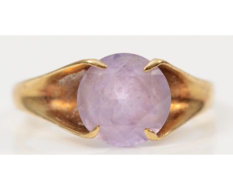 A 9ct gold amethyst dress ring, claw set, K, 1.8g 