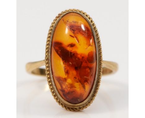 A 9ct gold vintage amber dress ring, O, 3.1g 