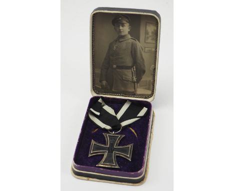 Preussen: Eisernes Kreuz, 1914, 2. Klasse, im Präsentationsetui.Geschwärzter Eisenkern, Silber Zarge, im Ring gepunzt, am Ban