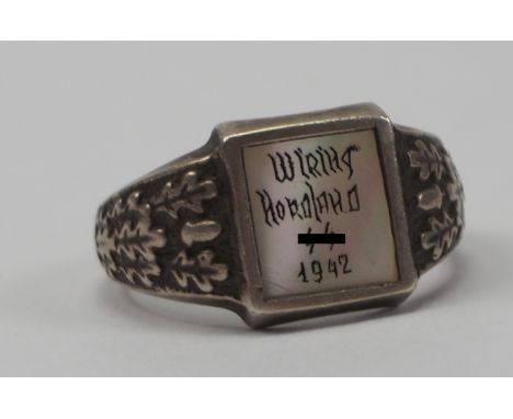 SS Ring: Wiking Nordland 1942.Offene Ringschiene, Silber, 800 gepunzt, mit Eichenblatt Dekor, eingesetztes graviertes Perlmut