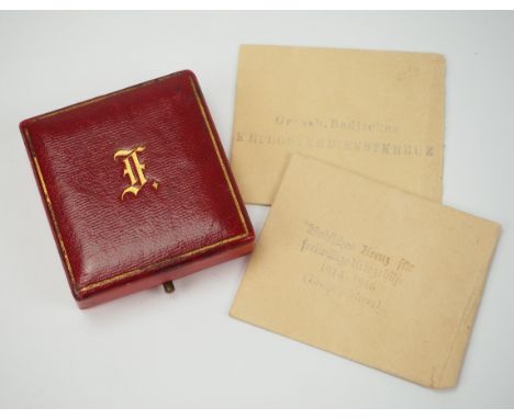 Baden: Verleihungsetui zur Zivil-Verdienstmedaille.Rotes Lederetui mit goldener Deckelprägung, dazu die Verleihungstüten zum 