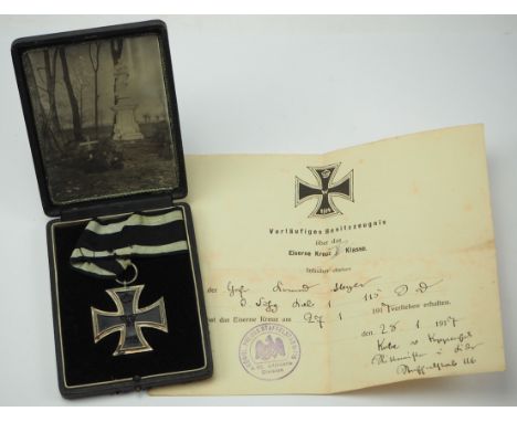 Preussen: Eisernes Kreuz, 1914, 2. Klasse, im Etui, mit Urkunde für einen Gefreiten der 115. Infanterie-Division.Geschwärzter