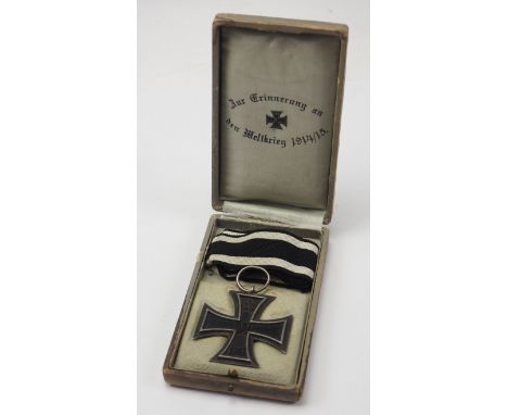 Preussen: Eisernes Kreuz, 1914, 2. Klasse, im Etui.Geschwärzter Eisenkern, Silber Zarge, an Ring, im grauen Verleihungsetui, 