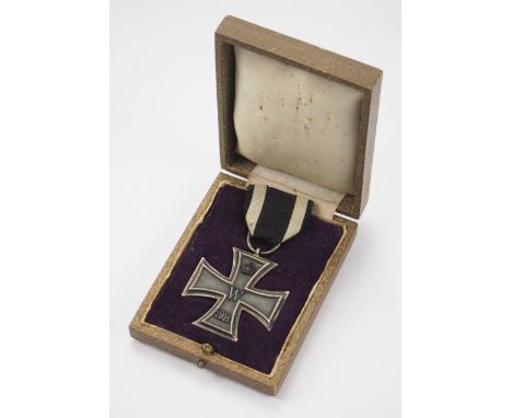Preussen: Eisernes Kreuz, 1914, 2. Klasse, im Etui - K-O.Geschwärzter Eisenkern, Silberzarge, im Ring K-O gepunzt, am vernäht