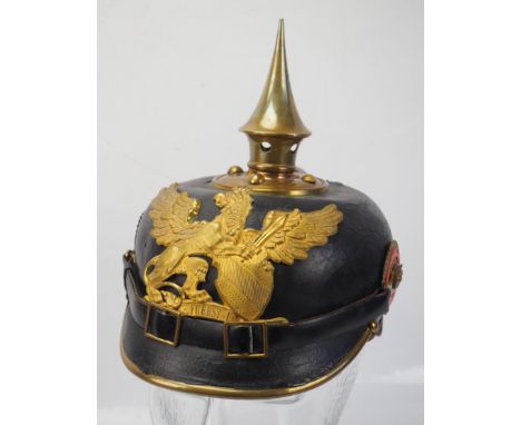 Baden: Pickelhaube für Mannschaften, der Infanterie.Schwarze Lederglocke, vergoldete Beschläge, Teller mit Rundkopfnieten, au