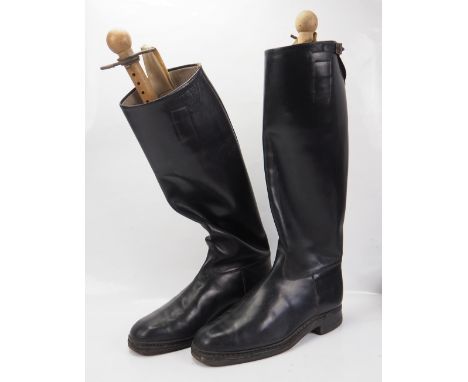 Wehrmacht: Paar Offiziers-Reit-Stiefel.Schwarzes Leder, im Schaft gestempelt Rieker, mit Spanner.Zustand: II