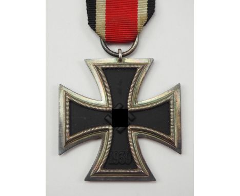 Eisernes Kreuz, 1939, 2. Klasse - 138.Geschwärzter Eisenkern, silberne Zarge, im Ring 138 gepunzt, am Bandstück.Hersteller Ju