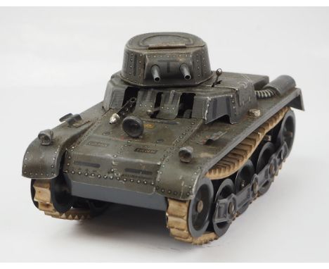 Gama: Panzer.Metall, mehrfarbig lackiert, die Ketten gängig.Zustand: II