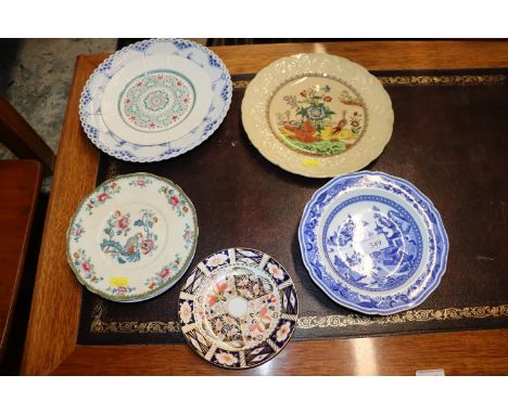 A Spode willow pattern shallow dish; a Coalport Oriental pattern plate; a Crown Derby Imari pattern plate and various others