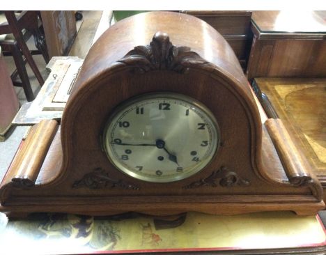 A large 1930s oak chiming mantle clock AF. NO RESERVE