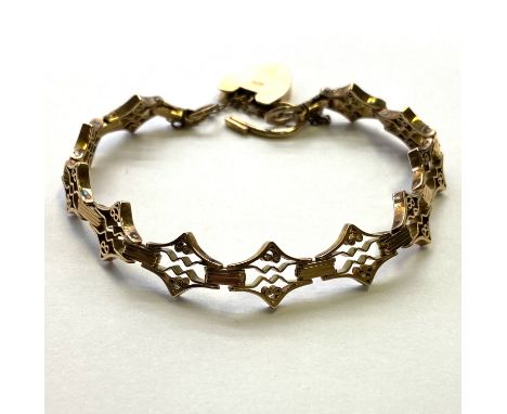 A vintage 9ct gold linked gate bracelet, with 9ct vintage heart safety chain, 14.5 grams in weight approx, in very nice condi