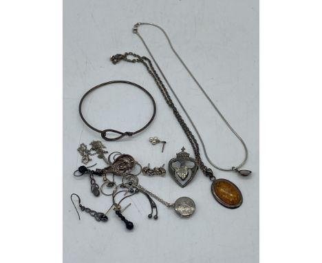 A mixed lot of vintage silver jewellery, including an amber necklace, silver earrings, silver pearl earrings, pendant, Scotti