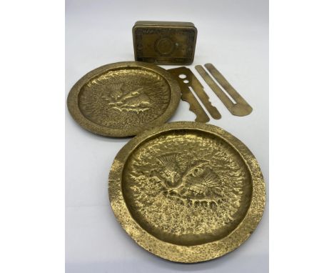 A WW1 Christmas tin &amp; brass button polishers, 2x hammered brass plates